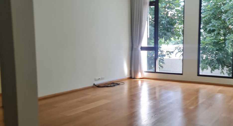 For sale 4 bedrooms house in Huai Khwang, Bangkok