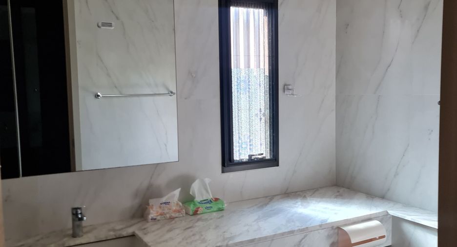 For sale 4 bedrooms house in Huai Khwang, Bangkok