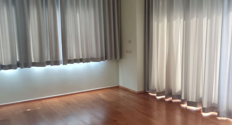 For sale 4 bedrooms house in Huai Khwang, Bangkok