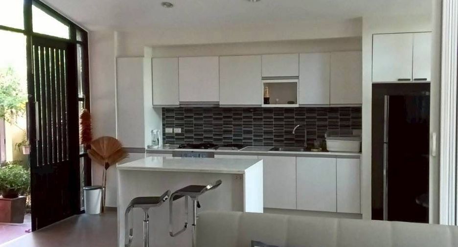 Casa en alquiler de 3 habitaciones en Bang Lamung, Chonburi