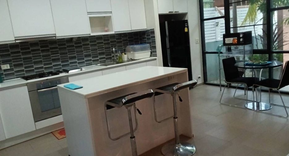 Casa en alquiler de 3 habitaciones en Bang Lamung, Chonburi
