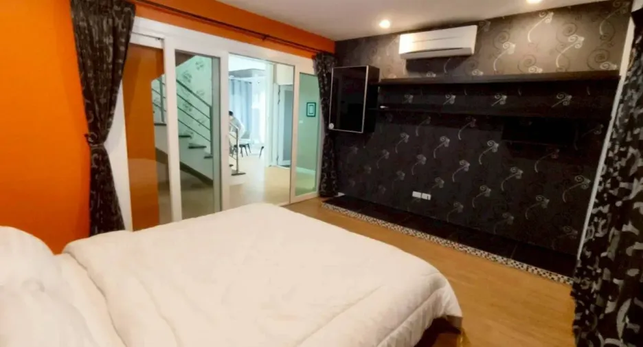 For rent 4 bedrooms villa in Saraphi, Chiang Mai