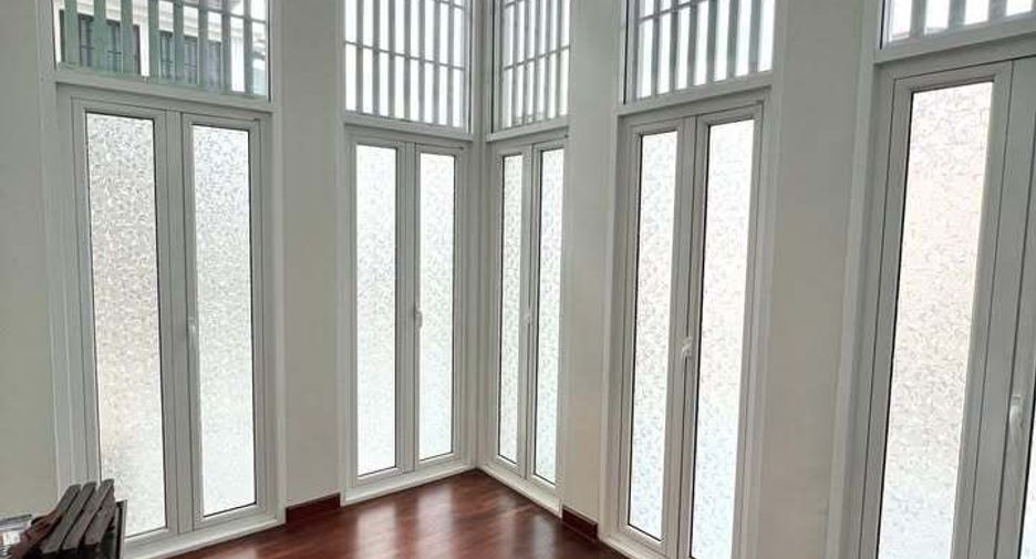 Casa en venta y en alquiler de 3 habitaciones en Chatuchak, Bangkok