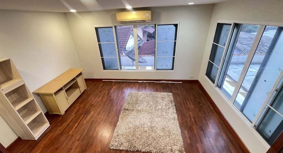 Casa en venta y en alquiler de 3 habitaciones en Chatuchak, Bangkok