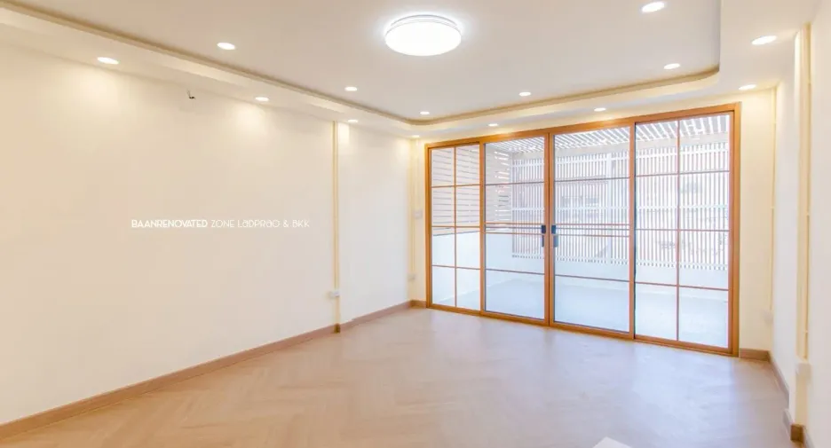 For sale 2 bedrooms townhouse in Wang Thonglang, Bangkok