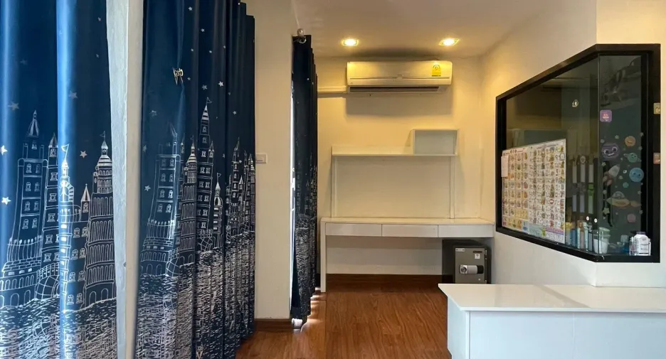 For sale 4 bedrooms townhouse in Mueang Chiang Mai, Chiang Mai