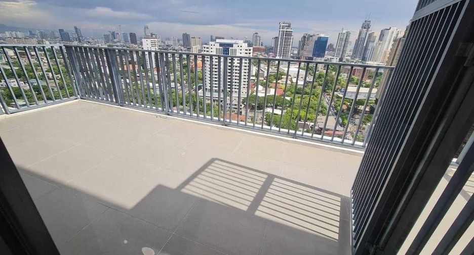 For sale 3 bedrooms condo in Watthana, Bangkok