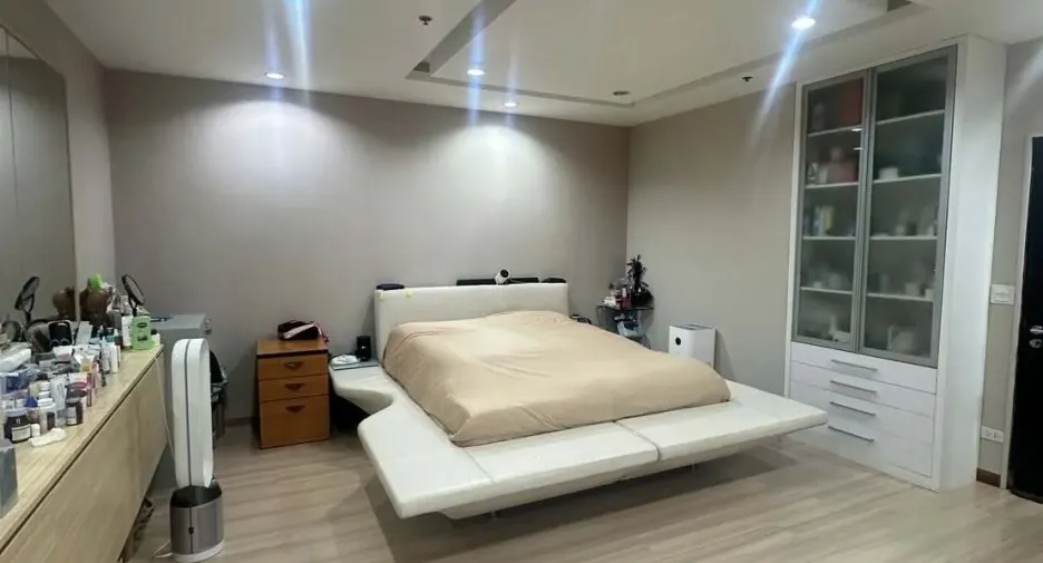 For sale 3 bedrooms condo in Watthana, Bangkok