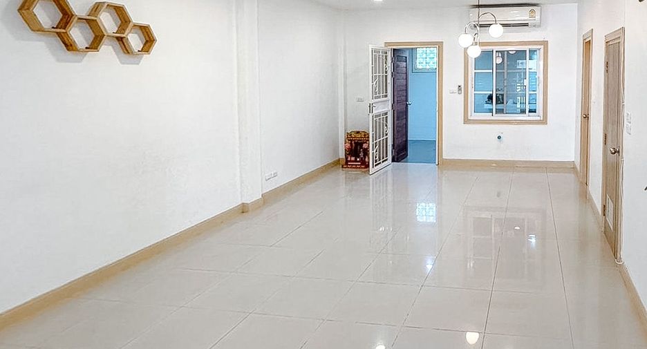 For sale 3 ベッドルーム townhouse in Chom Thong, Bangkok