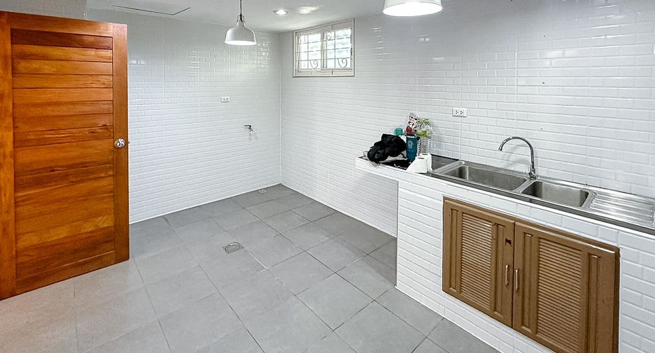 For sale 3 ベッドルーム townhouse in Chom Thong, Bangkok