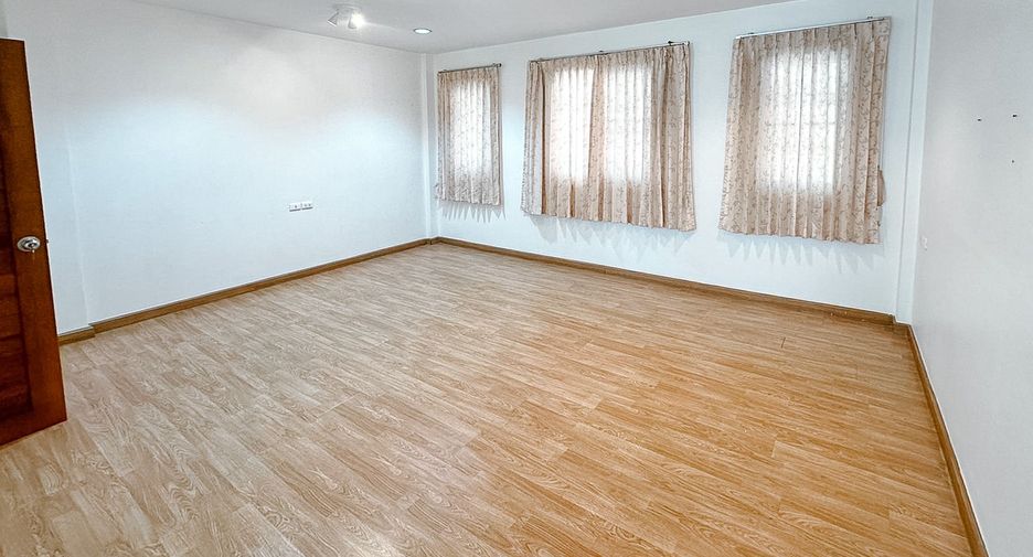 For sale 3 ベッドルーム townhouse in Chom Thong, Bangkok
