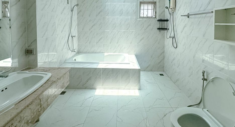 For sale 3 ベッドルーム townhouse in Chom Thong, Bangkok