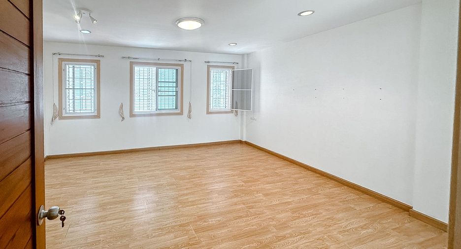 For sale 3 ベッドルーム townhouse in Chom Thong, Bangkok