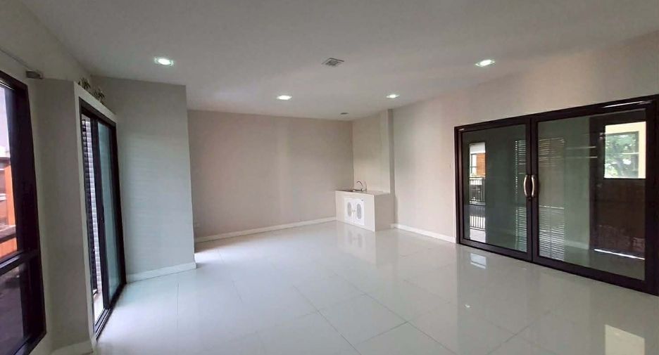 For rent 3 bedrooms townhouse in Mueang Chiang Mai, Chiang Mai