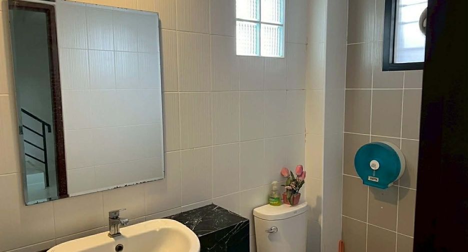 For rent 3 bedrooms townhouse in Mueang Chiang Mai, Chiang Mai