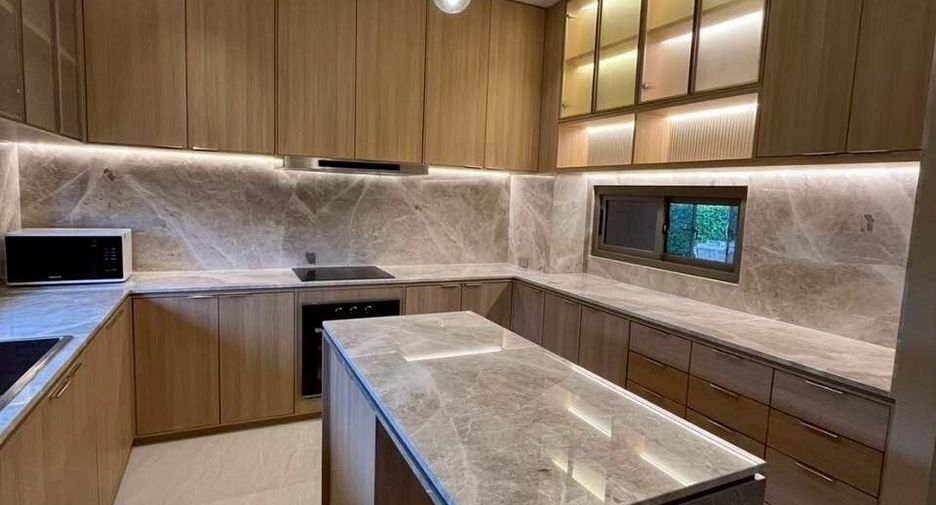 For rent 4 bedrooms villa in Bang Lamung, Chonburi