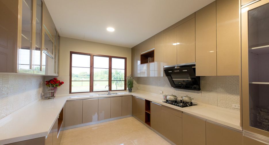 Villa en venta y en alquiler de 5 habitaciones en Saraphi, Chiang Mai
