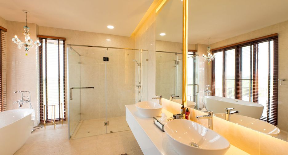 Villa en venta y en alquiler de 5 habitaciones en Saraphi, Chiang Mai
