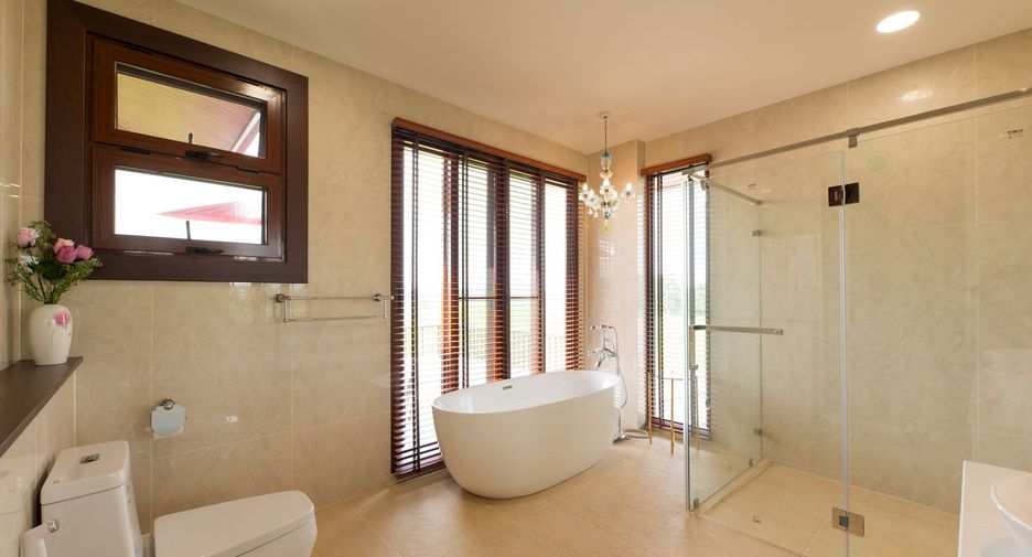 Villa en venta y en alquiler de 5 habitaciones en Saraphi, Chiang Mai