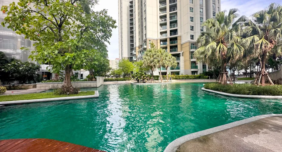For sale 3 bedrooms condo in Huai Khwang, Bangkok