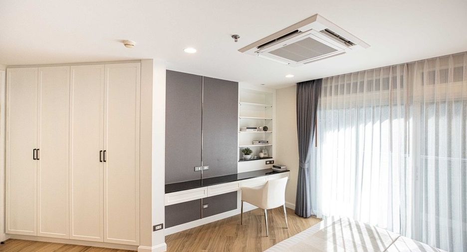 For sale 3 bedrooms condo in Huai Khwang, Bangkok