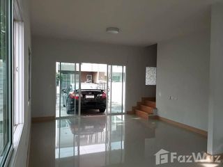 Casa adosada en venta de 3 habitaciones en Bang Phli, Samut Prakan