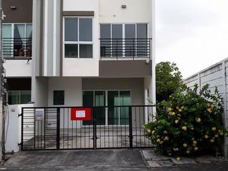 Casa adosada en venta de 3 habitaciones en Bang Phli, Samut Prakan