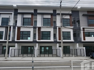 À vendre 3 chambres maison de ville à Prawet, Bangkok