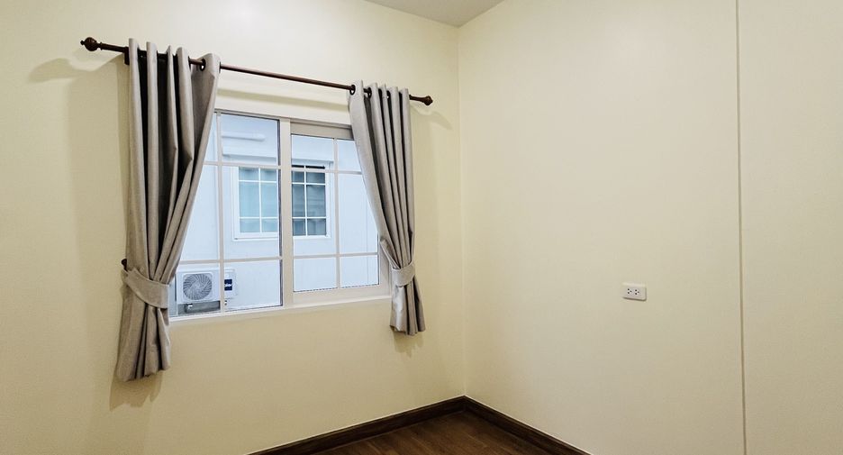 For rent 3 bedrooms townhouse in Mueang Chiang Mai, Chiang Mai
