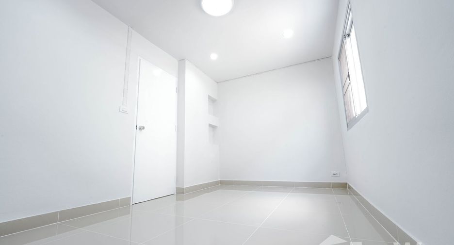 For sale 4 bedrooms townhouse in Don Mueang, Bangkok