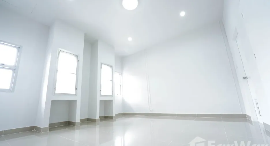 For sale 4 bedrooms townhouse in Don Mueang, Bangkok