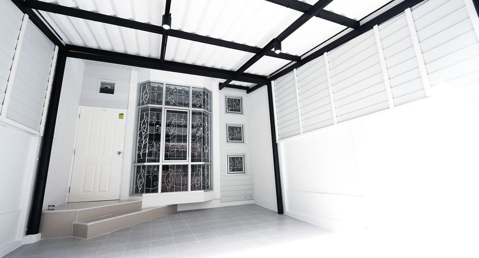 For sale 4 bedrooms townhouse in Don Mueang, Bangkok