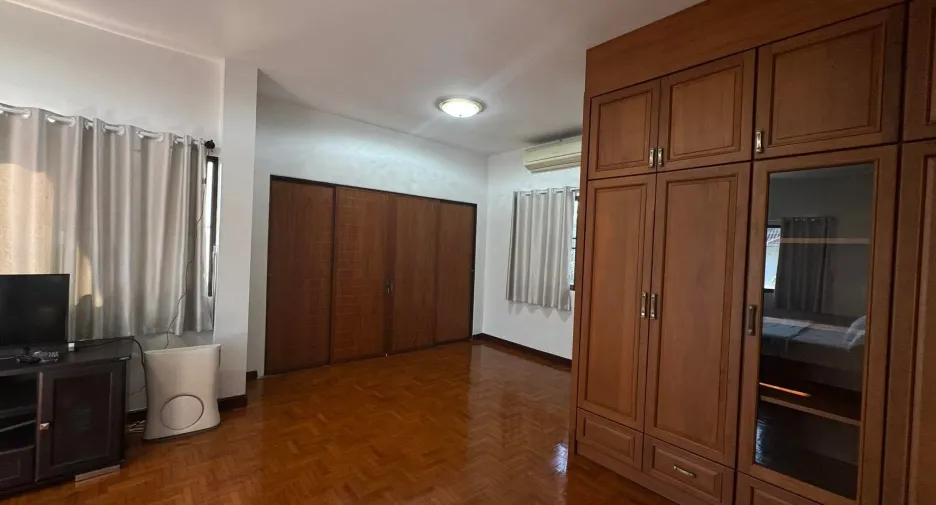 For rent 4 bedrooms house in Mueang Chiang Mai, Chiang Mai