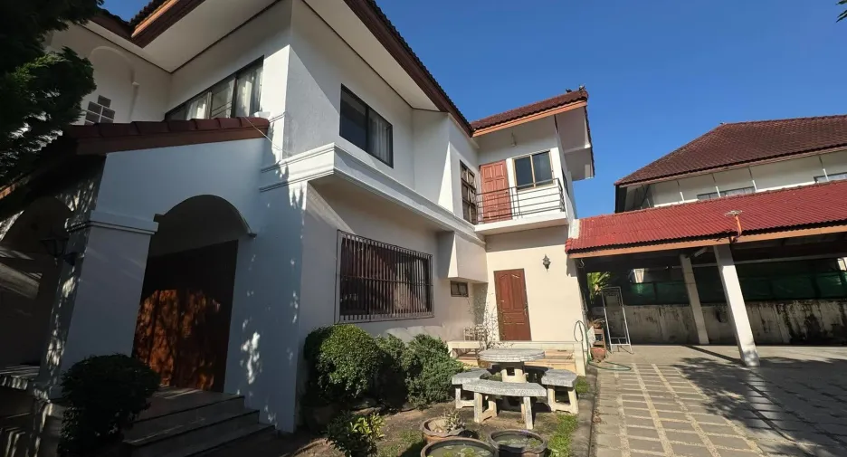 For rent 4 bedrooms house in Mueang Chiang Mai, Chiang Mai