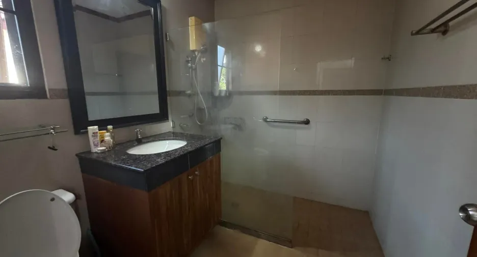 For rent 4 bedrooms house in Mueang Chiang Mai, Chiang Mai