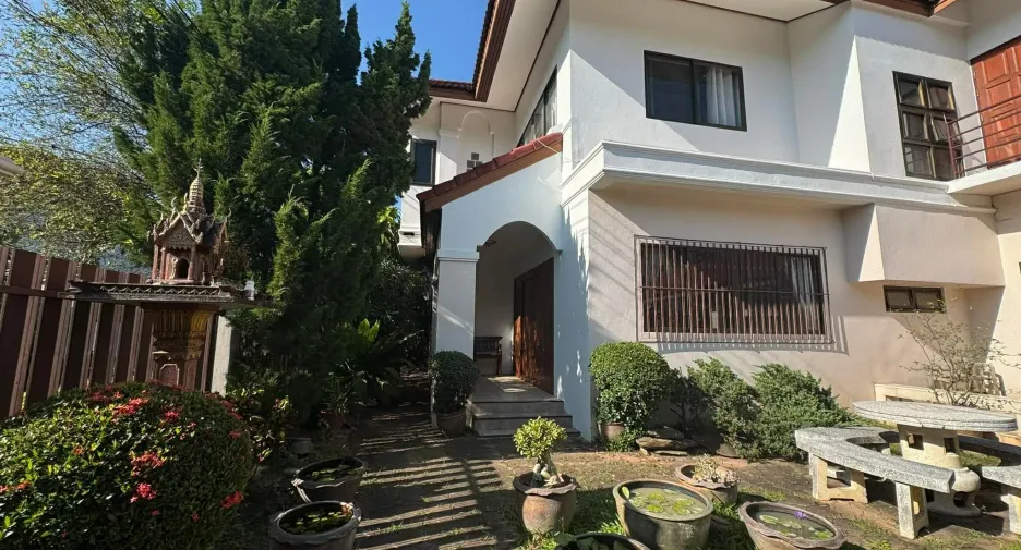 For rent 4 bedrooms house in Mueang Chiang Mai, Chiang Mai
