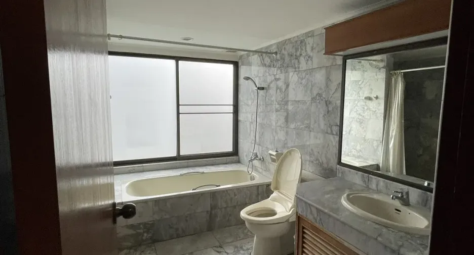 For sale and for rent 3 bedrooms condo in Si Racha, Chonburi