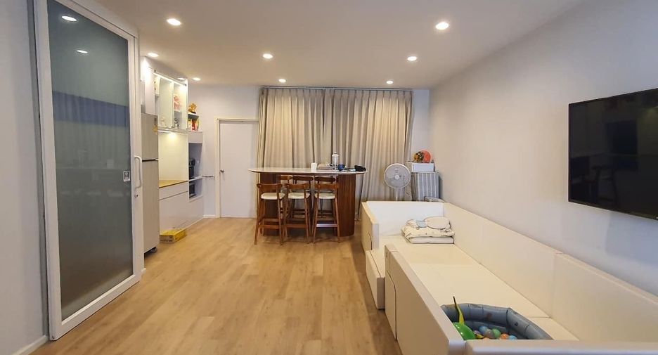 For sale 4 bedrooms townhouse in Mueang Chiang Mai, Chiang Mai