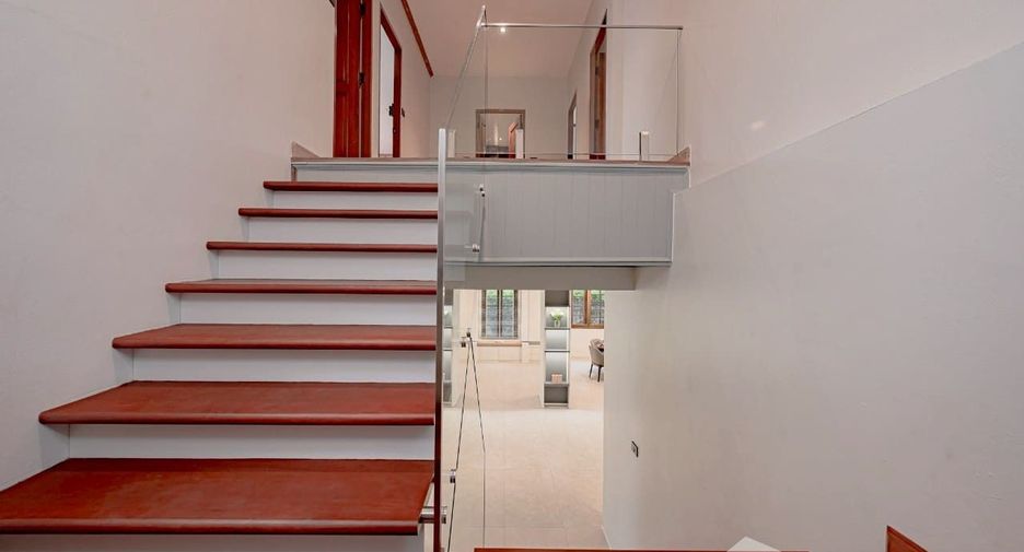 Casa en venta y en alquiler de 6 habitaciones en Phra Khanong, Bangkok