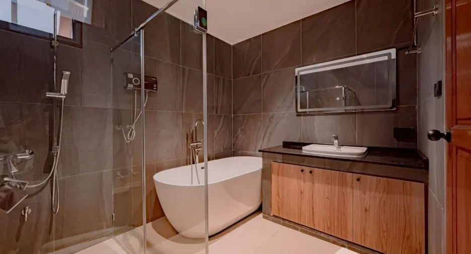 Haus zum Kauf und zur Miete mit 6 Zimmer in Phra Khanong, Bangkok