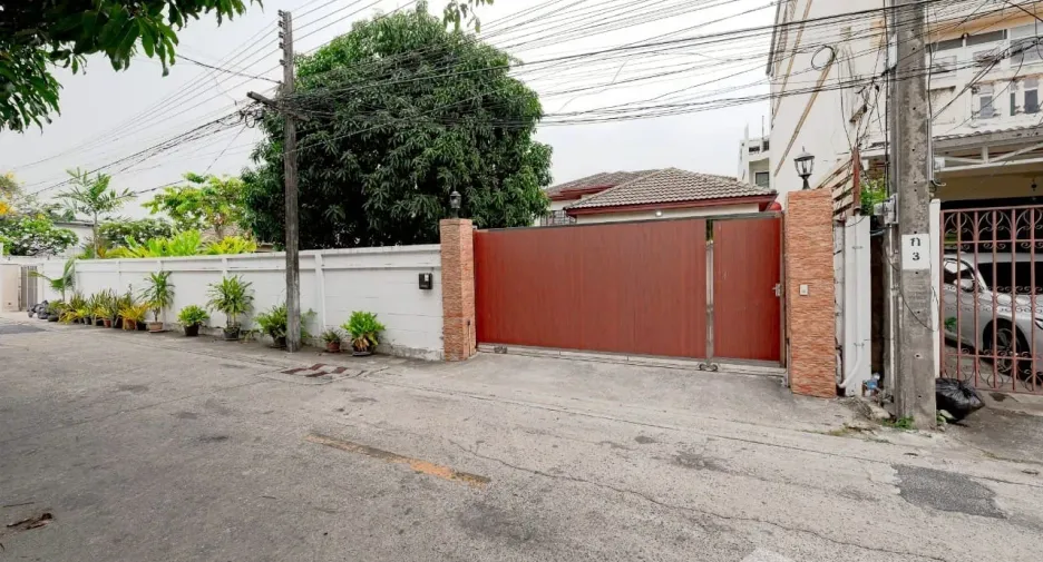 Haus zum Kauf und zur Miete mit 6 Zimmer in Phra Khanong, Bangkok