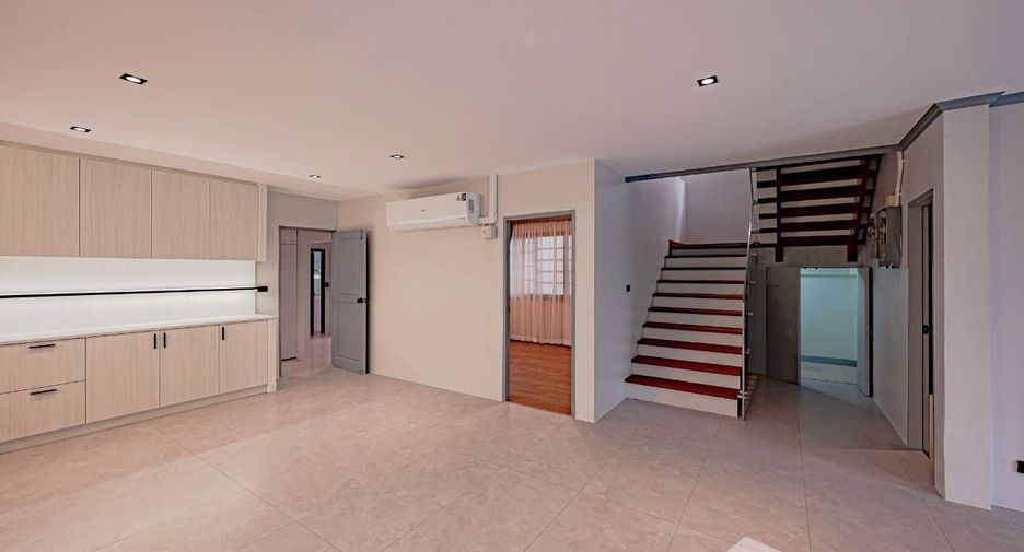 Casa en venta y en alquiler de 6 habitaciones en Phra Khanong, Bangkok