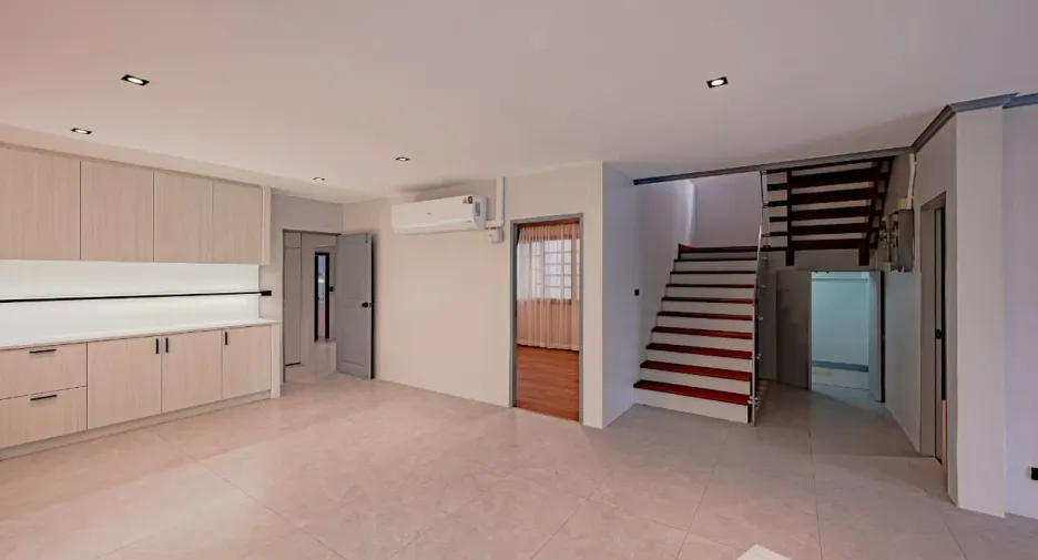 Haus zum Kauf und zur Miete mit 6 Zimmer in Phra Khanong, Bangkok