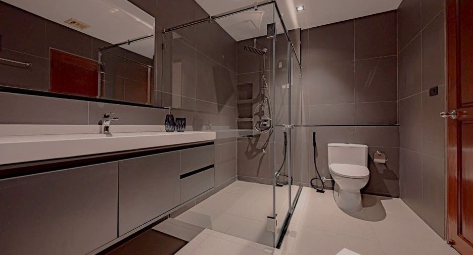Casa en venta y en alquiler de 6 habitaciones en Phra Khanong, Bangkok