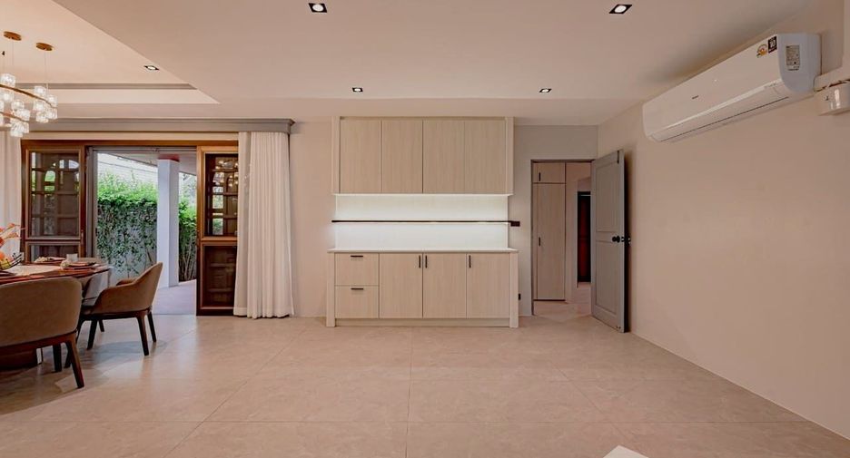 Casa en venta y en alquiler de 6 habitaciones en Phra Khanong, Bangkok