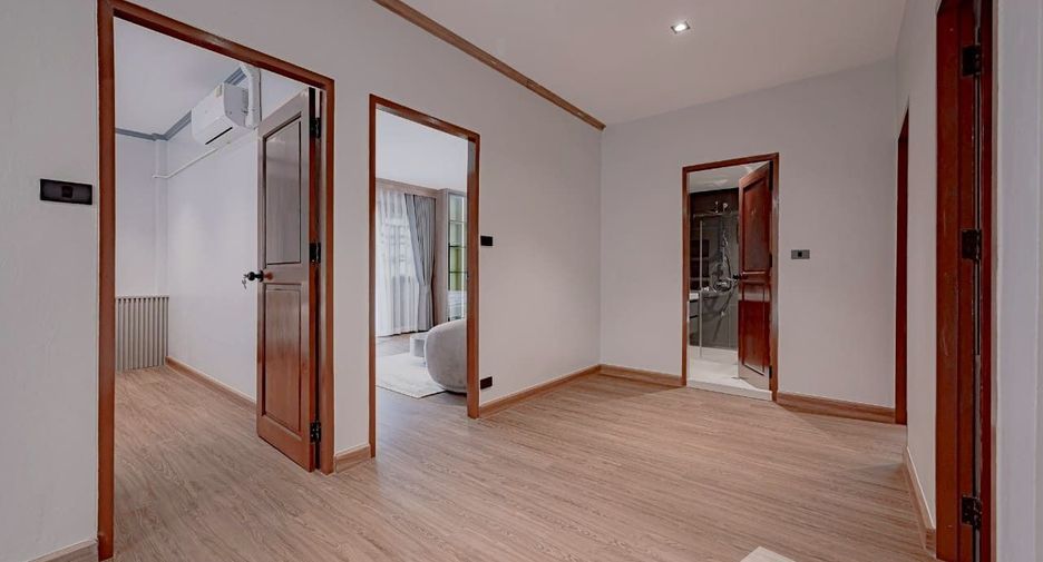 Casa en venta y en alquiler de 6 habitaciones en Phra Khanong, Bangkok