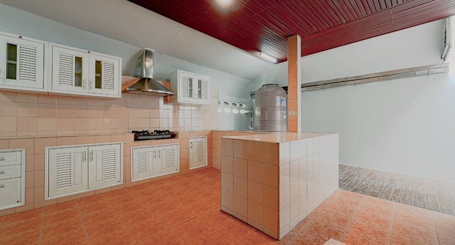 Casa en venta y en alquiler de 6 habitaciones en Phra Khanong, Bangkok