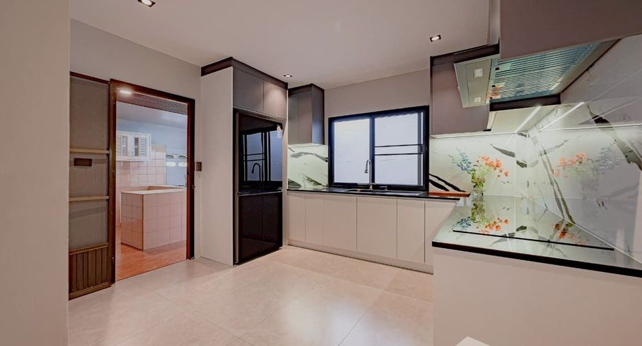Casa en venta y en alquiler de 6 habitaciones en Phra Khanong, Bangkok