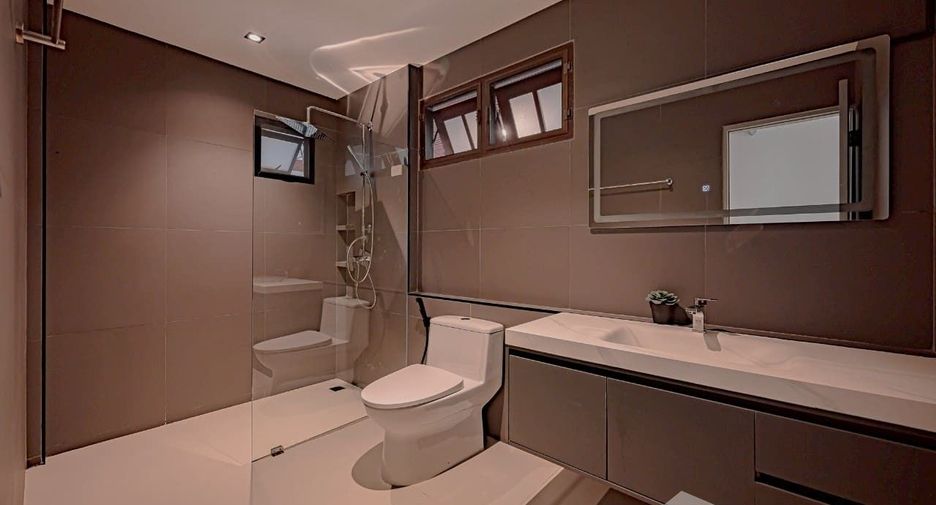 Casa en venta y en alquiler de 6 habitaciones en Phra Khanong, Bangkok