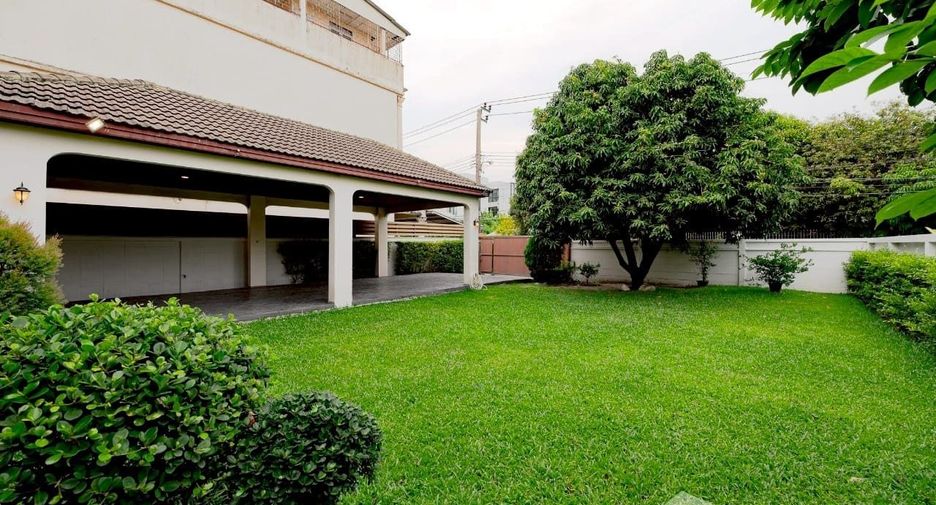 Casa en venta y en alquiler de 6 habitaciones en Phra Khanong, Bangkok
